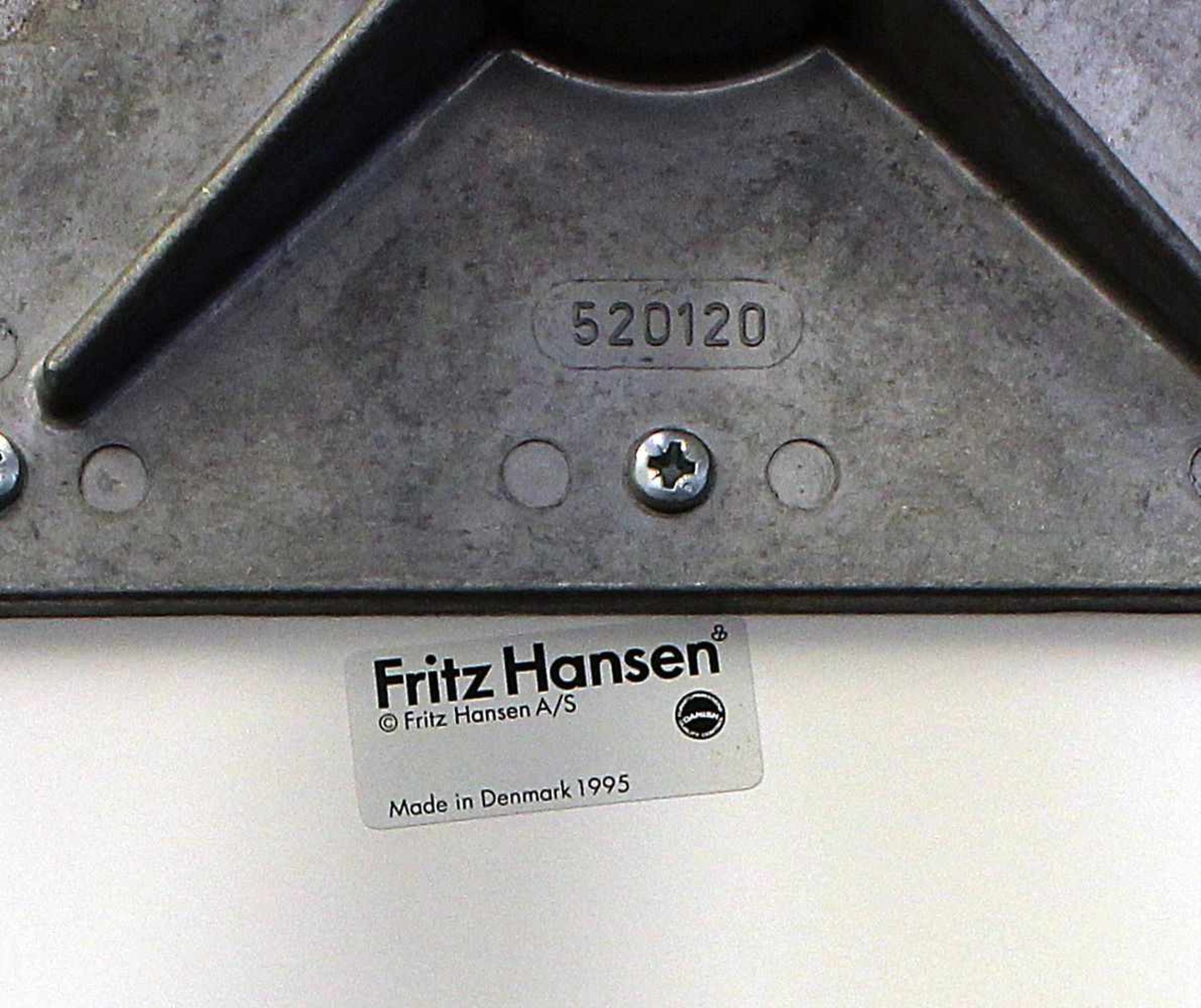 Jacobsen, Arne (1902 Kopenhagen 1971)Tisch "Zirkular A622". Vierstraliges Gestell aus Aluminium, - Bild 2 aus 2