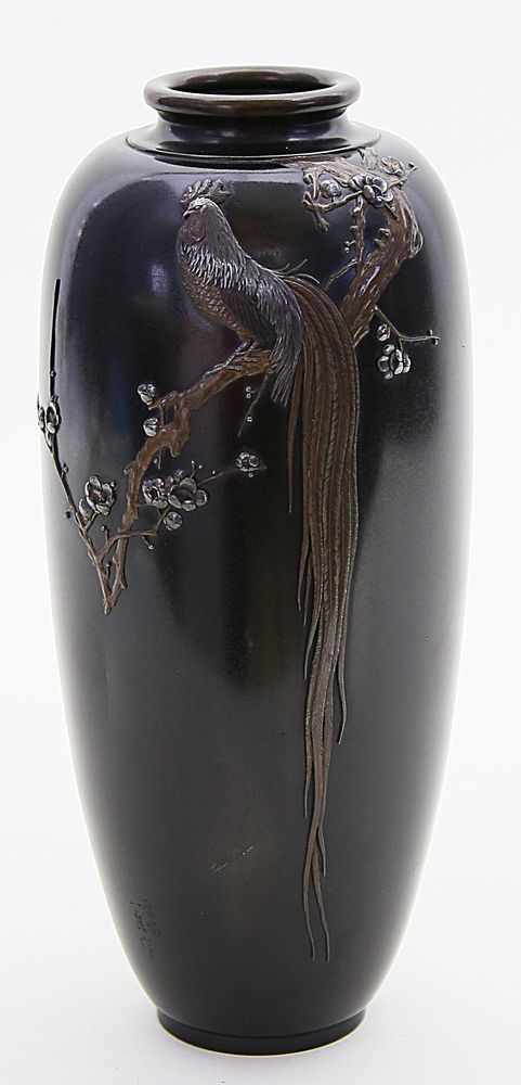 Hohe japanische Vase.Dunkel patinierte Bronze. Gestreckte Eiform, schauseitig mit feinen,