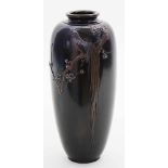 Hohe japanische Vase.Dunkel patinierte Bronze. Gestreckte Eiform, schauseitig mit feinen,