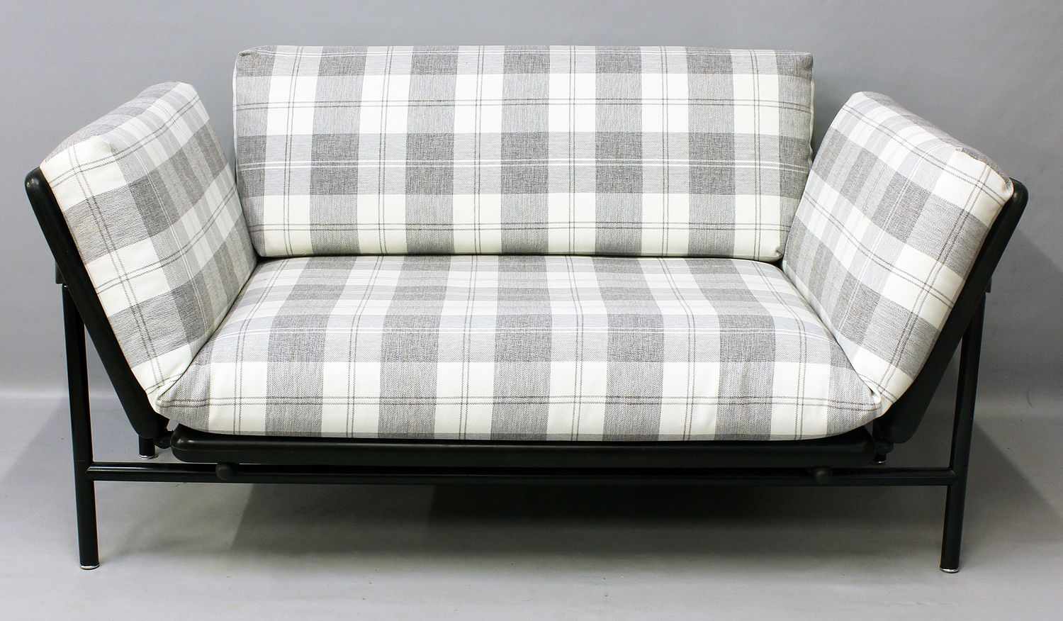 Postmodernes Sofa.Gestell aus schwarz gelacktem Metall und schwarzen Kunststoffmatten. Auflage mit - Image 3 of 3