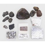 Sammlung von 14 Meteoriten bzw. Meteoriten-Stücken.Verschiedene Formen, dabei vier Schnitte. U.a.