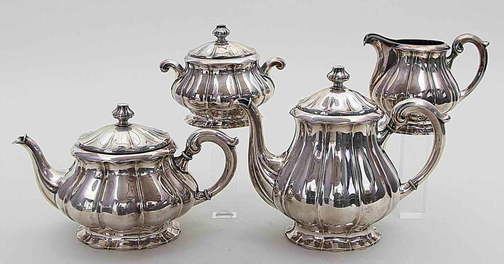 Kaffee- und Teekernstück.800/000 Silber, 1.563 g. Birnförmig gebauchte, godronierte Wandung, auf