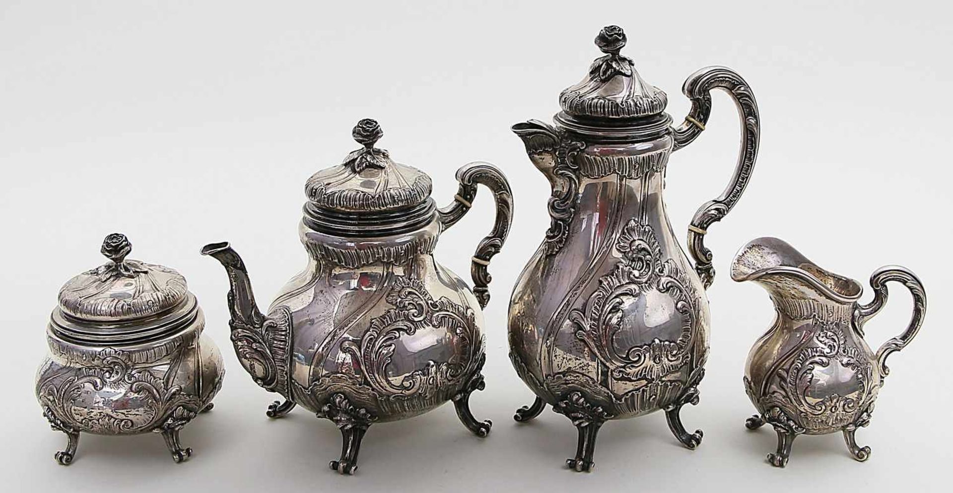 Kaffee- und Teekernstück im Rokokostil.800/000 Silber, 2.445 g. Gedrückt birnförmige Laibung mit