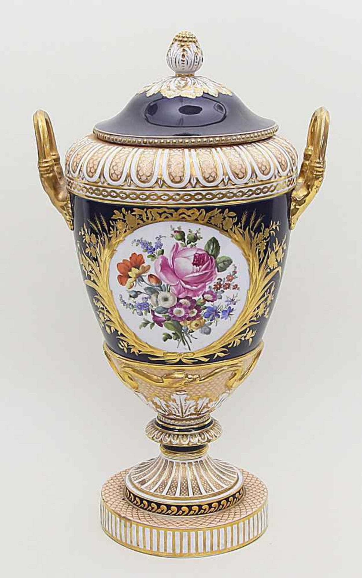 Weimar-Vase, KPM Berlin.Eiförmige Laibung und Deckel in Kobaltblau mit reichem Golddekor. Schau- und - Bild 2 aus 2