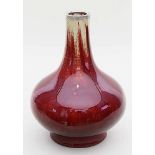 Vase.Porzellan. Gebauchte Flaschenform. Tiefrote "Lang-yao"-Glasur, so genanntes "Ochsenblutrot",