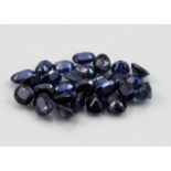 26 blaue Saphire, zus. 18,2 ct.Überwiegend oval facettiert in l. abweichenden Größen und Farbtönen.