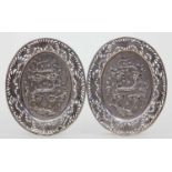 Paar ovale Zierteller.Silber, 106 g. Im Spiegel reliefierter, blühender Strauch, Fahne mit