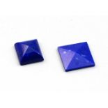 Zwei Lapislazuli, zus. 8,1 ct.Je als flache Pyramide geschliffen.