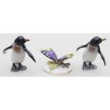 Zwei Pinguine und Schmetterling, Rosenthal.Polychrome Bemalung. Stempelmarke Rosenthal, 20er/30er