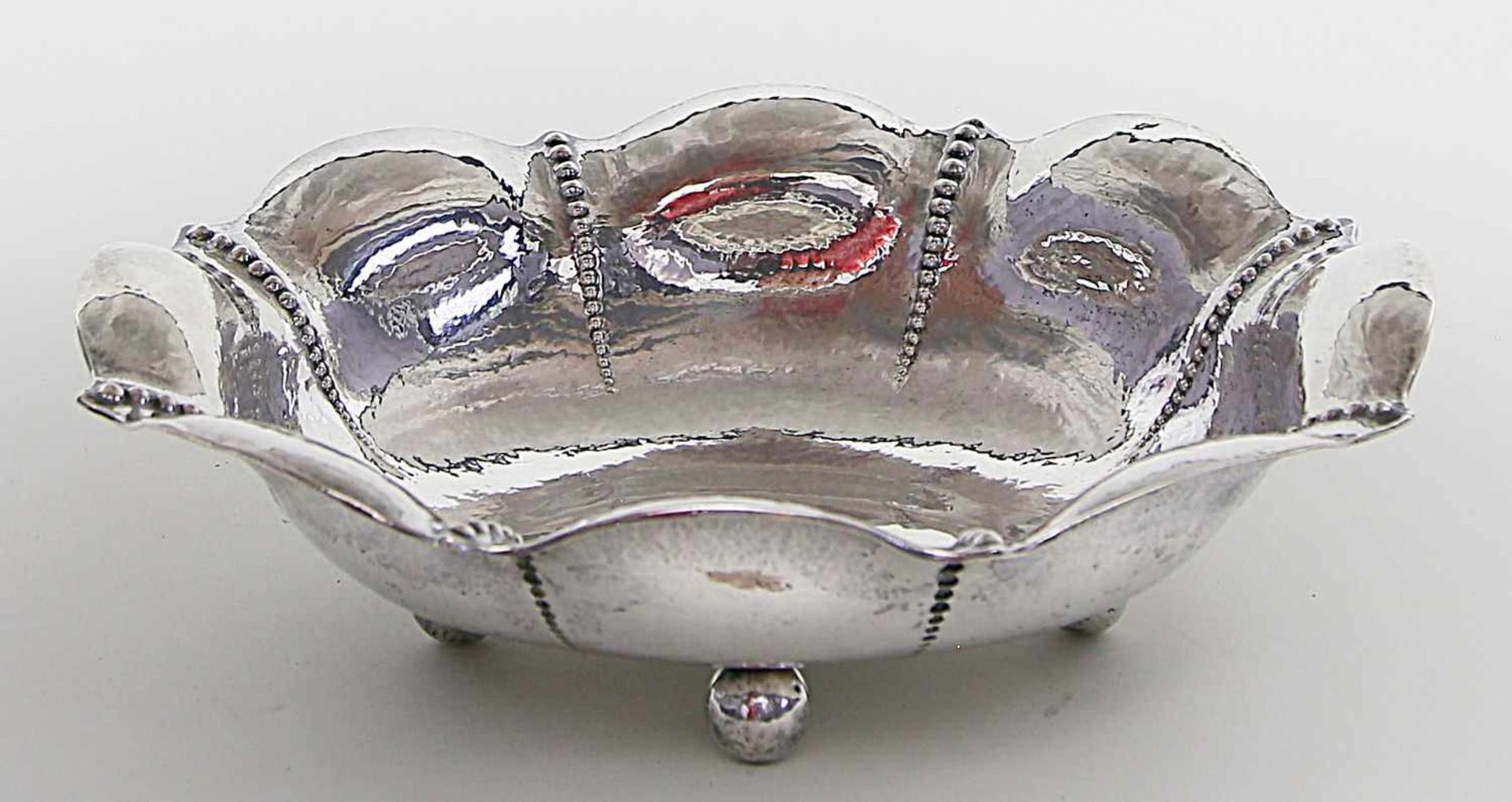 Art Deco-Schale.800/000 Silber, ca. 525 g. Mehrpassige Schale mit Hammerschlag- und reliefiertem