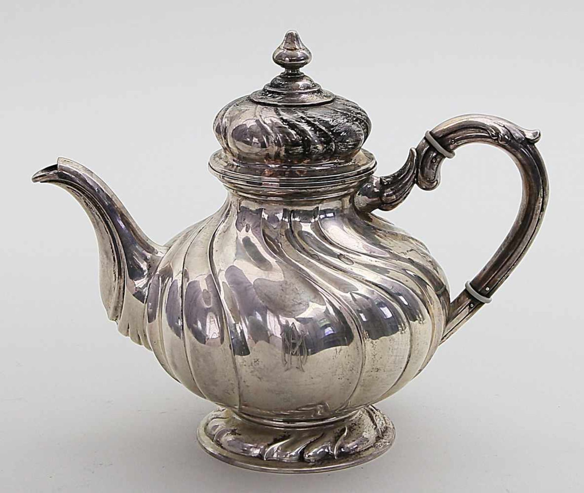 Teekanne im Barockstil.800/000 Silber, 620 g. In der Art des Dresdener Hofmusters, schauseitig