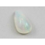 Opal, ca. 2,45 ct.Lebendiges Farbspiel. Cabochon in Tropfenform. Wohl Äthiopien.