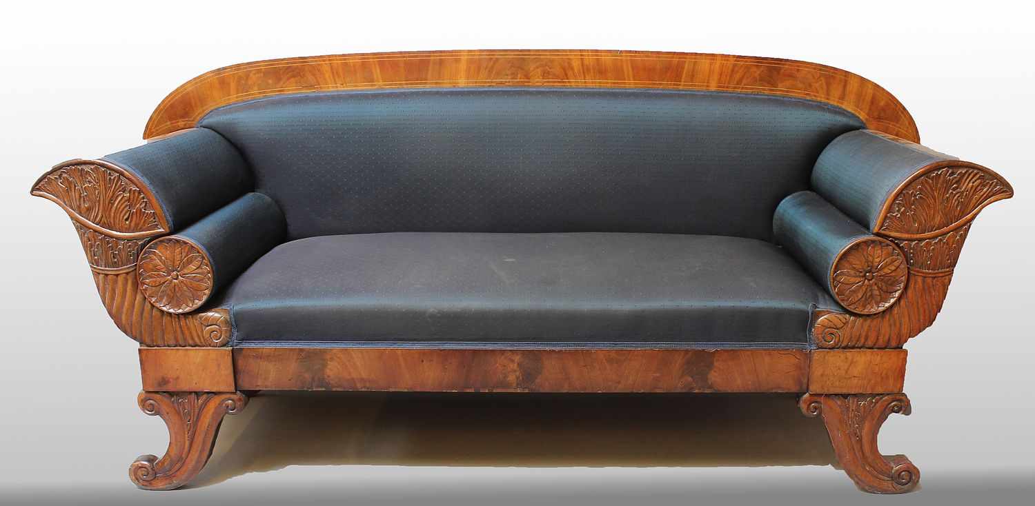 Biedermeier-Sofa.Mahagoni mit Fadeneinlage, auf Nadeholzkorpus furniert. Geschnitzte Front mit