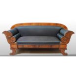 Biedermeier-Sofa.Mahagoni mit Fadeneinlage, auf Nadeholzkorpus furniert. Geschnitzte Front mit