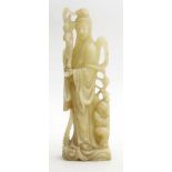 Skulptur einer stehenden, weiblichen Figur mit Adorant.Hellseladonfarbener Steatit. Kanten teils