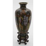 Cloisonné-Vase.Kupfer, vergoldet, innen grau emailiert. Gestreckt eiförmige, kannelierte Wandung mit