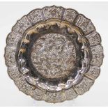 Zierschale.900/000 Silber, 446 g. Spiegel und mehrpassige Fahne mit reich reliefiertem und teils