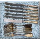 Je zwölf Messer und Gabeln.800/000 Silber, 446 g (ohne Messer gewogen). Augsburger Fadenmuster.