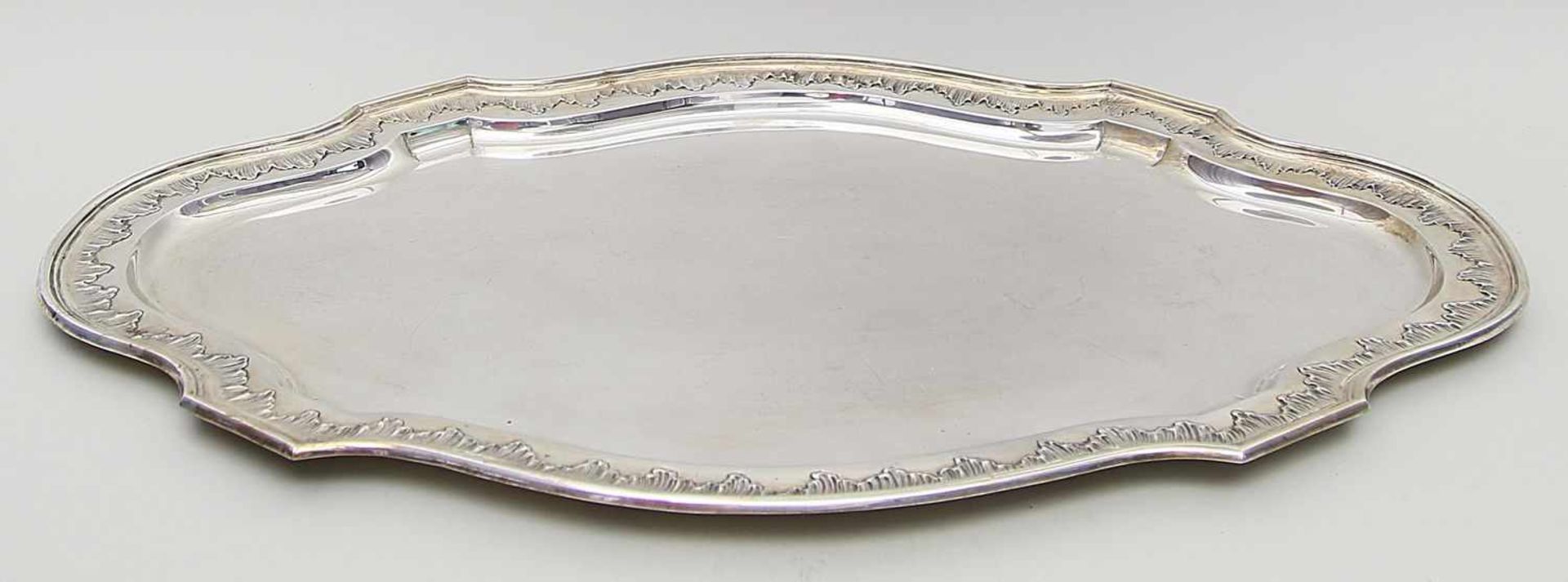 Großes Tablett im klassizistischen Stil.13 Lot Silber, 4.924 g. Mehrpassig mit ovalem Querschnitt.