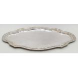 Großes Tablett im klassizistischen Stil.13 Lot Silber, 4.924 g. Mehrpassig mit ovalem Querschnitt.