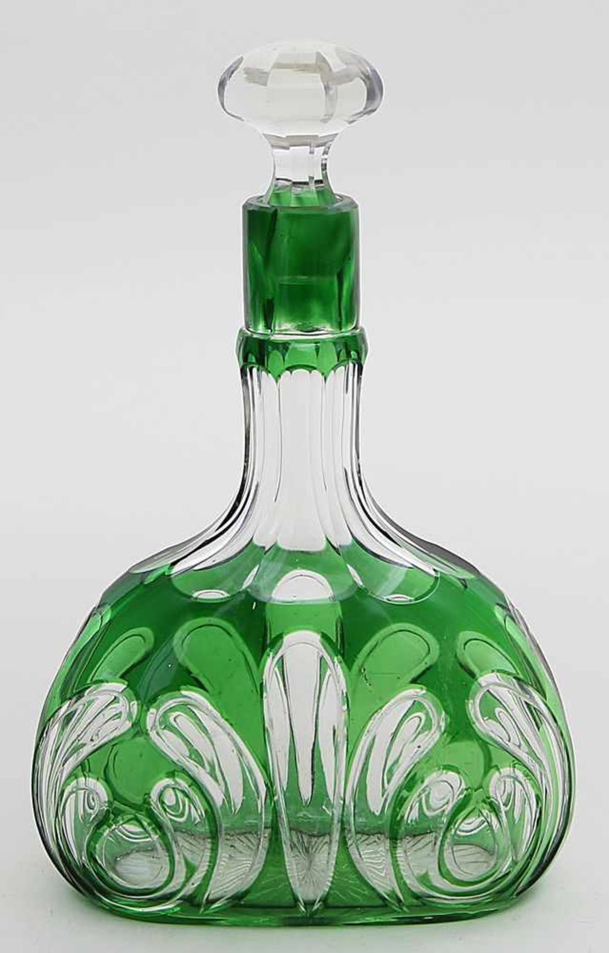 Karaffe mit Stopfen.Farbloses Kristall mit grünem Überfang und Schliffdekor. Um 1900. H. 28,5 cm.