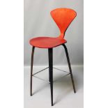 Cherner, Norman (1920 Brooklyn 1987)Cherner Bar Stool. Geformtes Schichtholz, rötlich bzw.