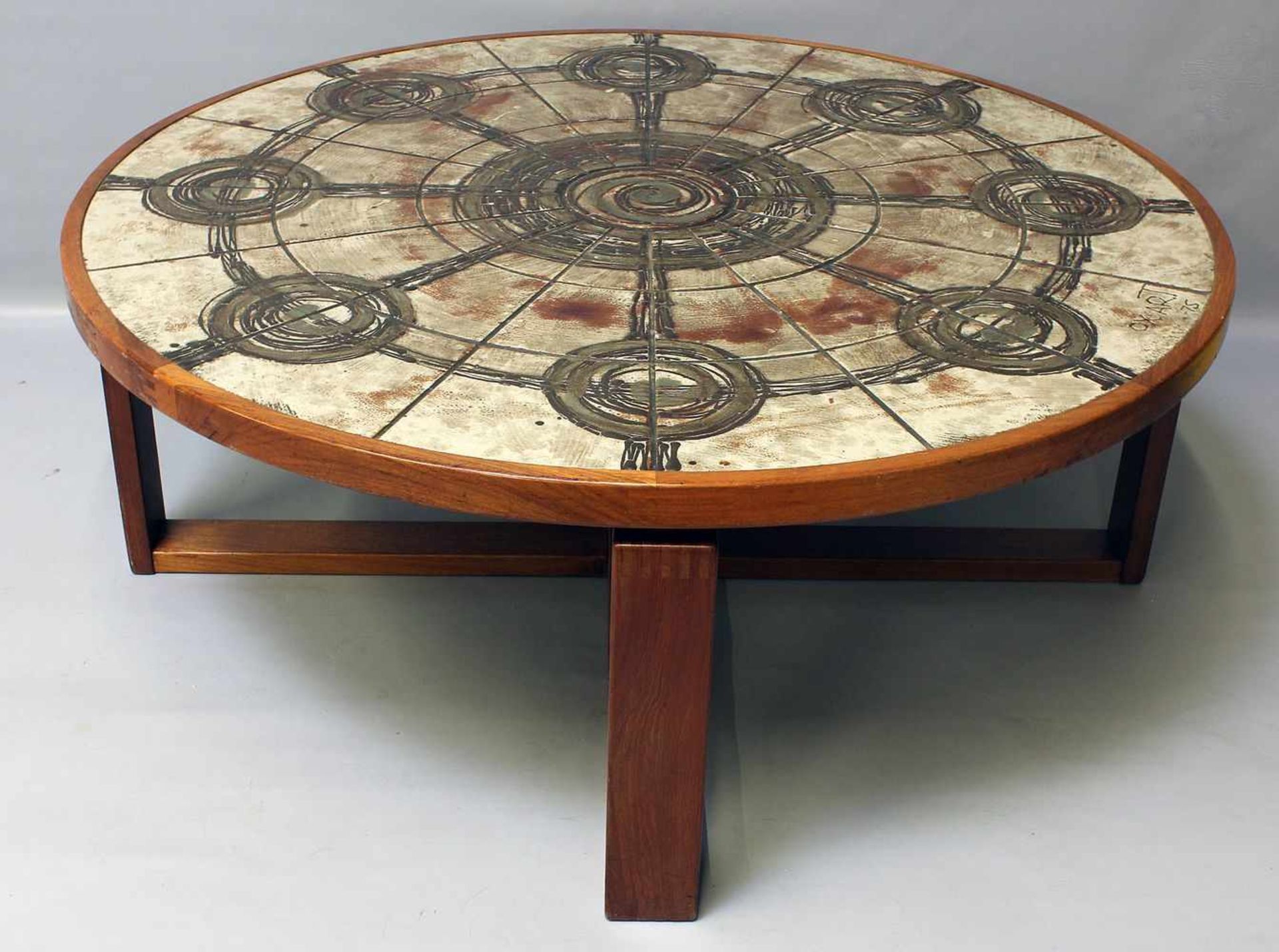Dänischer Coffee-Table.Rundes Teakholzgestell mit reliefierten Keramikplatten in verschiedenen