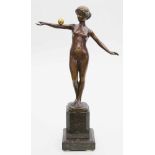 Schmidt-Felling, Julius Paul (1835 Berlin 1920)Stehender Mädchenakt, Kugel balancierend. Bronze,
