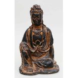 Skulptur der "Guanyin".Holz, geschnitzt. Sitzend dargestellt. Schwarzlacküberzug und partielle
