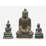 Drei kleine Buddha-Skulpturen.Bronze. Verschiedene Darstellungen. Thailand, einmal im Stil der