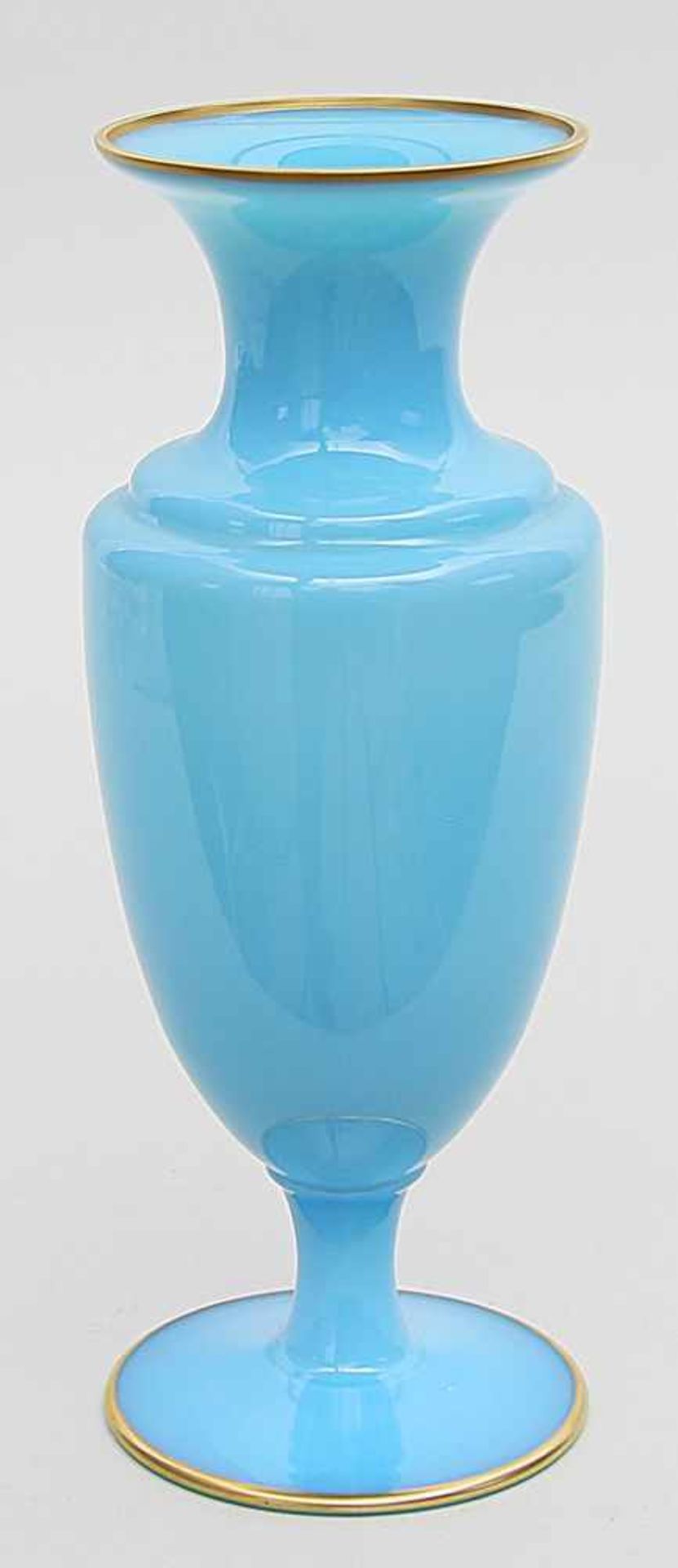 Vase, Cristal Sèvres.Türkisfarbenes Milchglas. Balusterform, gefußt. Goldränder. Ätzsign. Cristal