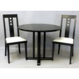 Sitzgruppe, Thonet.Tisch und zwei Stühle. Hölzerne Gestelle, blau gefasst, helles Sitzpolster (