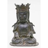 Ming-Skulptur einer sitzenden Guanyin.Dunkel patinierte Bronze mit ziseliertem Dekor, 2.492 g. 2