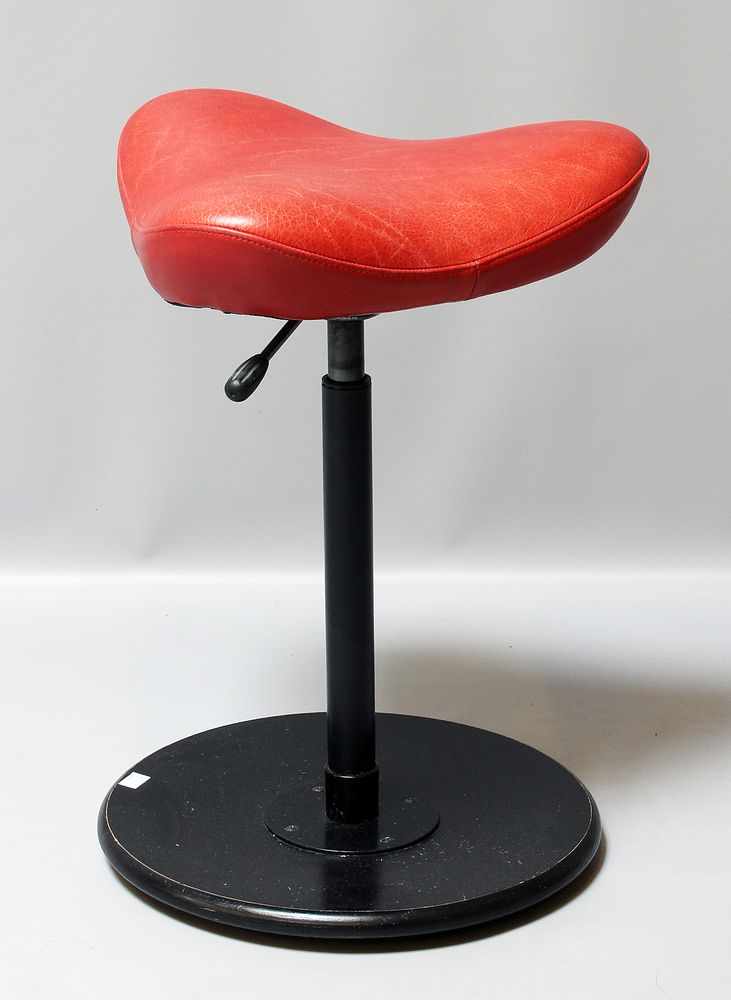 Hocker, Stokke.Gestell aus schwarz gefasstem Holz und Metall, Sitzkissen mit braun-rotem Lederbezug,