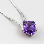 Collier.585/000 WG, brutto 12,5 g. Besetzt mit Amethyst im Fantasieschliff und fünf Brillanten, zus.