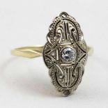 Art Deco-Diamantring.585/000 GG und WG, brutto 2,1 g. Ovaler, durchbrochen ornamental gearbeiteter