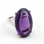 Damenring.750/000 WG, brutto 9,4 g. Besetzt mit oval facettiertem Amethyst, D. ca. 25x 15 mm. RW