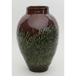 Laeuger, Prof. Max (1864 Lörrach 1952)Jugendstil-Vase "Kiefernzweige". Keramik. Ziegelroter Scherben