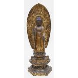 Buddha Nyorai.Holz, über Schwarzlack vergoldet. Auf einem Doppellotos mit sechseckiger, zweifacher