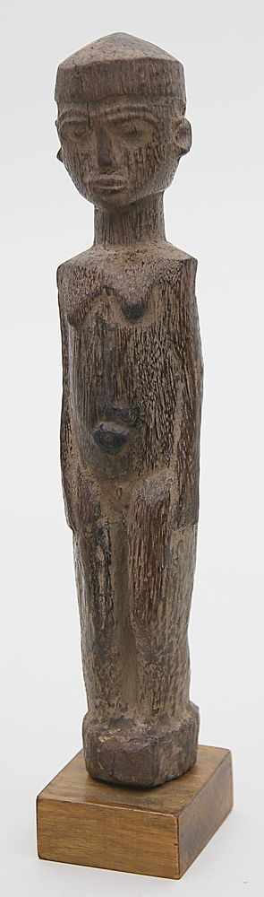 Ahnenfigur, Indonesien.Schweres Holz, geschnitzt. Gebrauchsspuren und schöne Alterspatina.