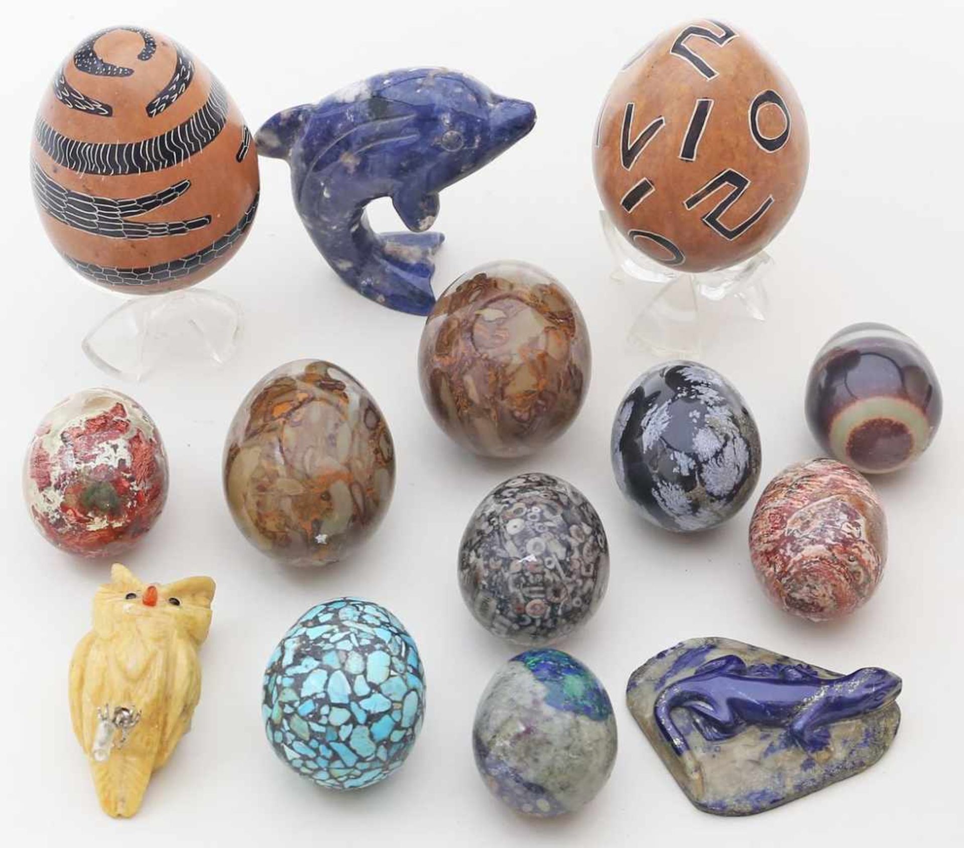 11 div. polierte Steineier.Überwiegend aus verschiedenen Mineralien, dabei Jaspis, Azurit und