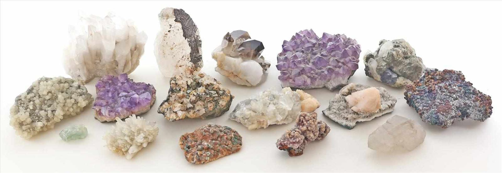 Konvolut von ca. 15 verschiedenen Mineralienstufen.Dabei u.a. Amethyst, Pyrit, Rauchquarz, u.a.