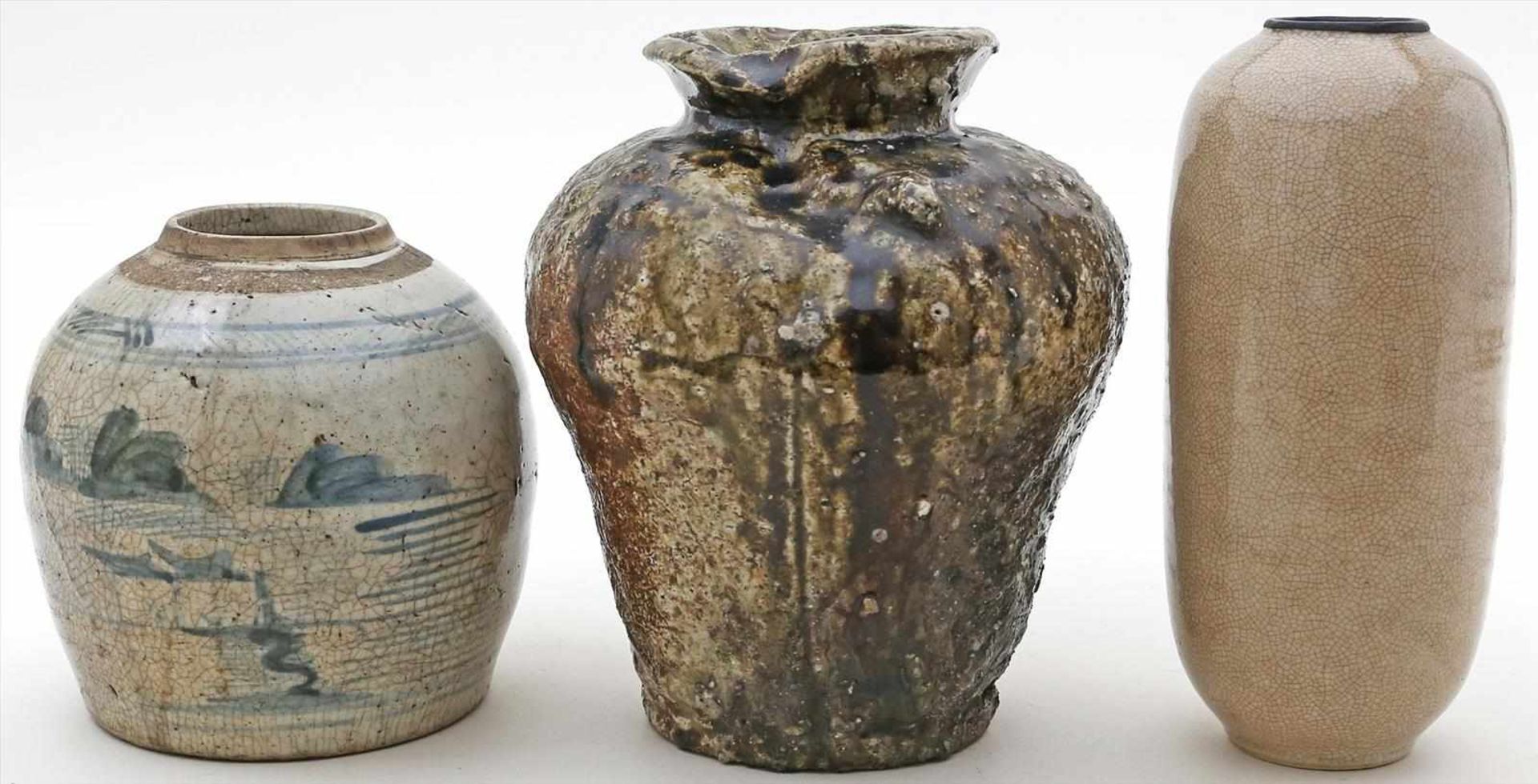 2 asiatische Vasen und Ingwertopf.Keramik. Blaudekor, Craquelé sowie strukturierte, glasierte