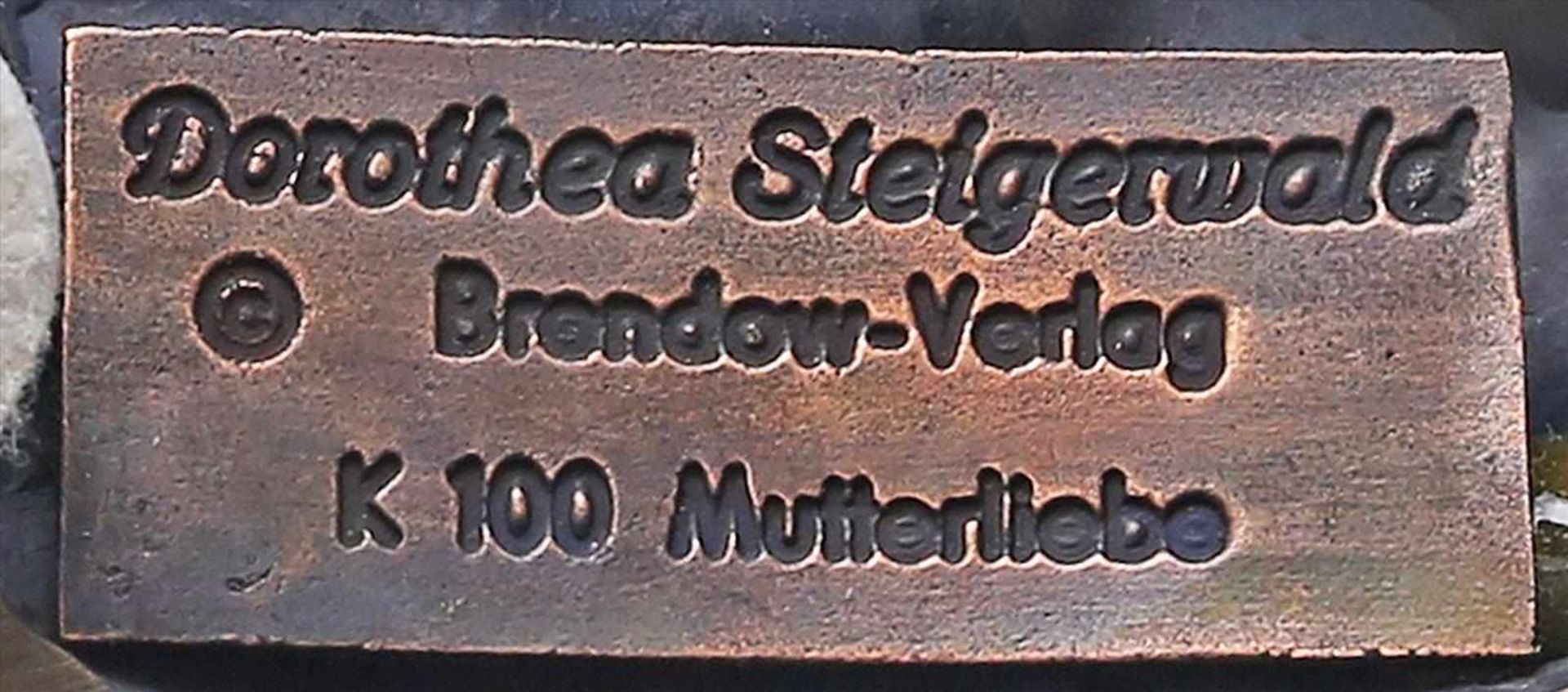 Steigerwald, Dorothea (1918 Rheinhausen 2014)"Mutterliebe". Bronze, dunkel patiniert. Innen auf - Image 2 of 2