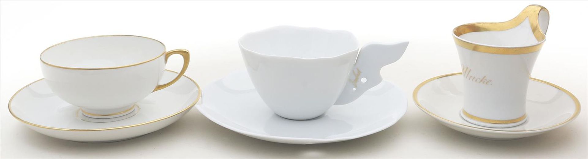 3 Kaffeetassen mit Untertassen.Div. Formen und Dekore. Porzellan, weiß, teils Goldränder (1x