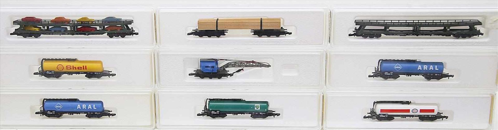 9 Güterwagen, Märklin mini-club.Verschiedene Ausführungen und Art.-Nr., je in Originalverpackung. L.