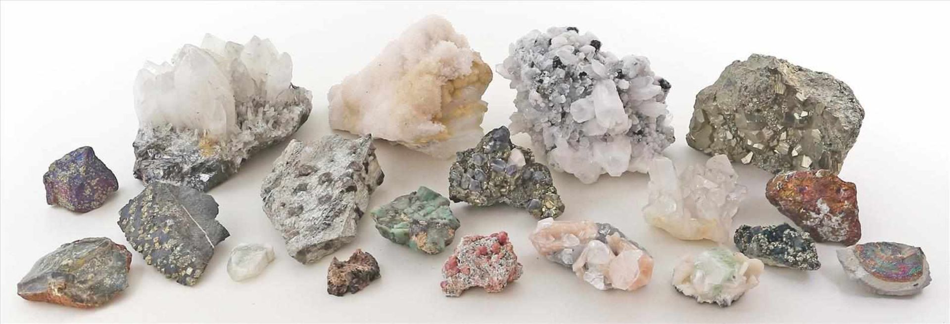 Konvolut von ca. 17 verschiedenen Mineralienstufen.Dabei u.a. Granat, Bergkristall, u.a.