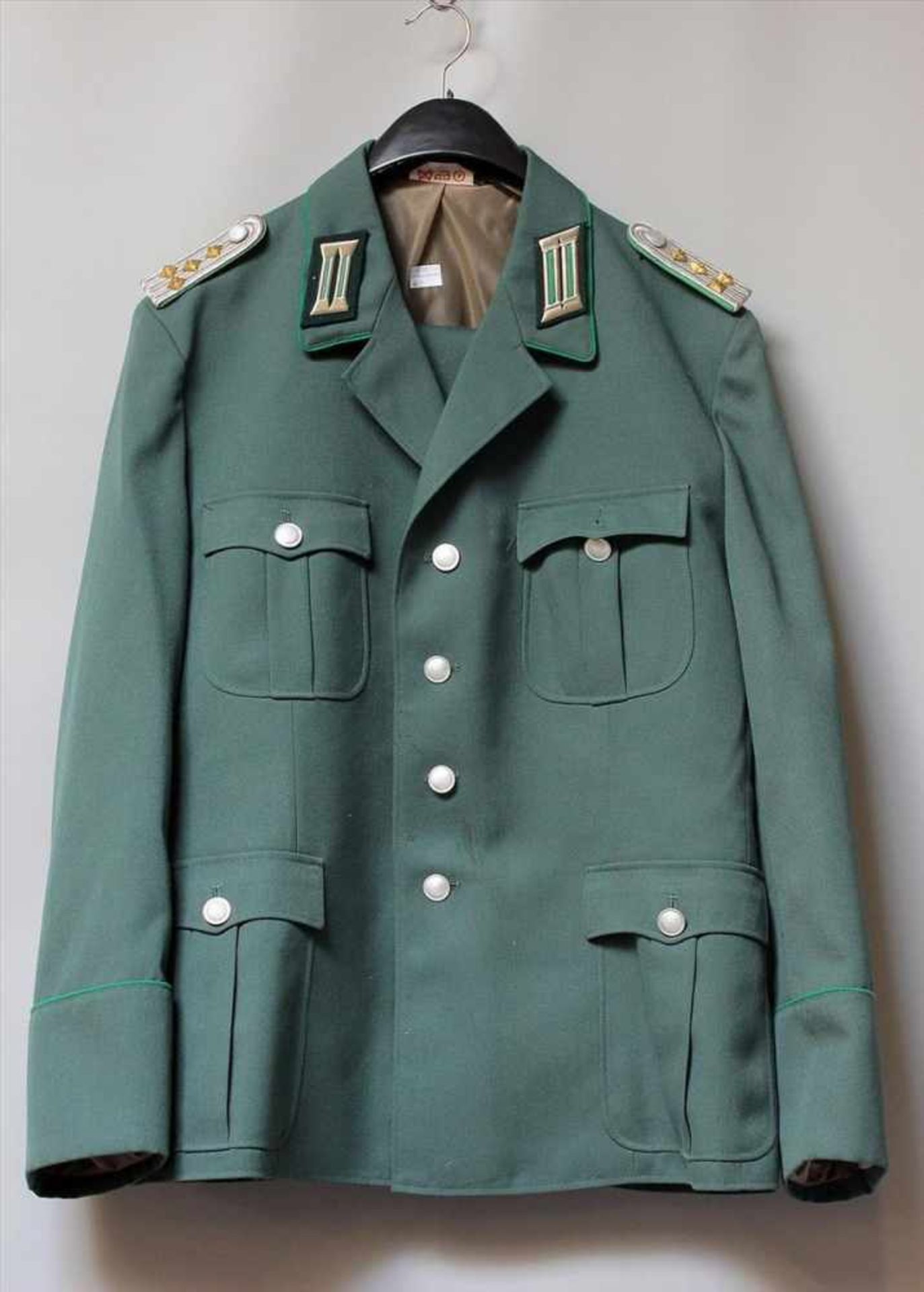 Anzug eines Hauptmannes der NVA, DDR.Jacke und Hose. L. Tragespuren.