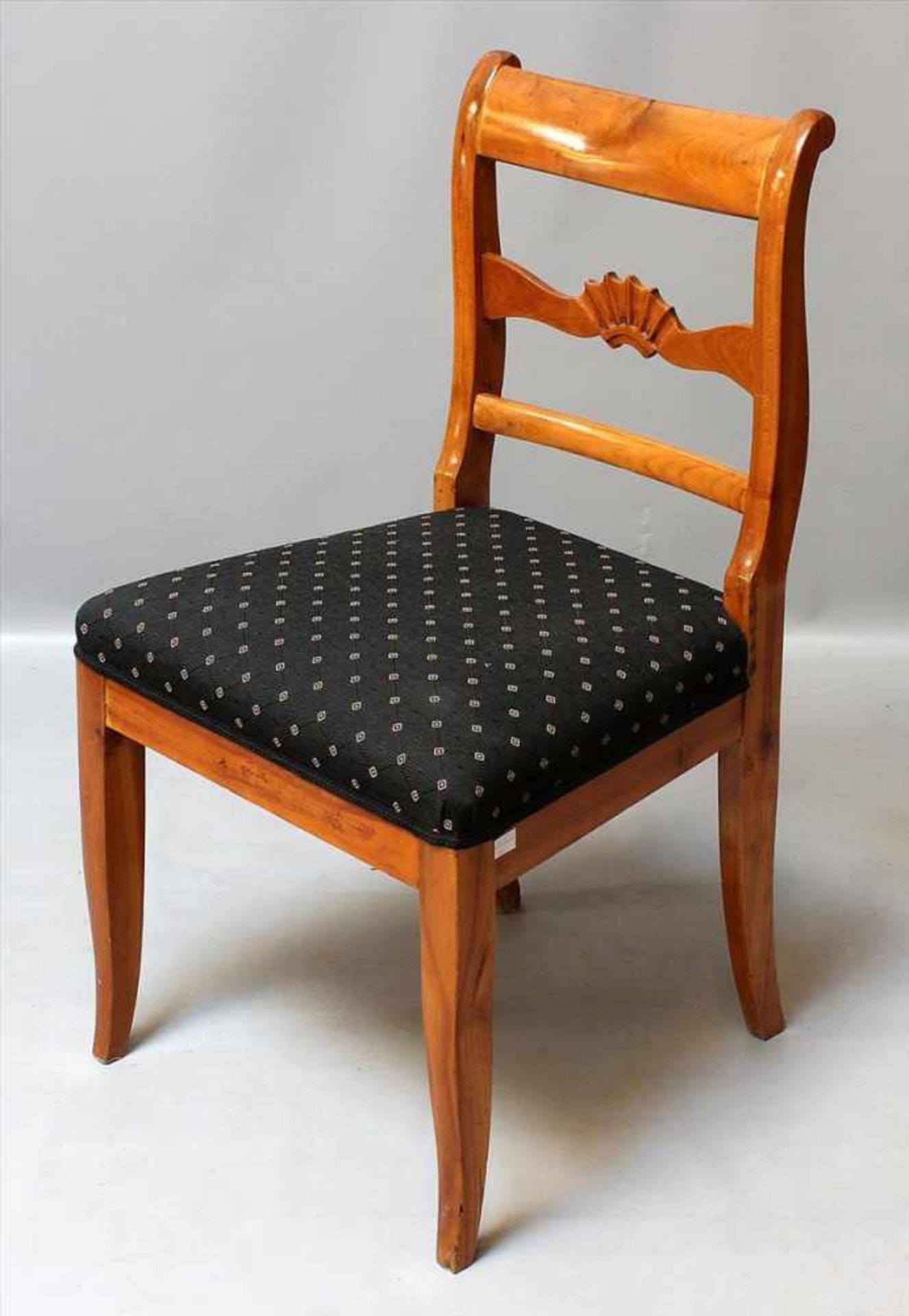 Biedermeier-Stuhl.Kirsche. Schlichtes Gestell, Rückenlehne mit geschnitztem Mittelsteg. Sitz