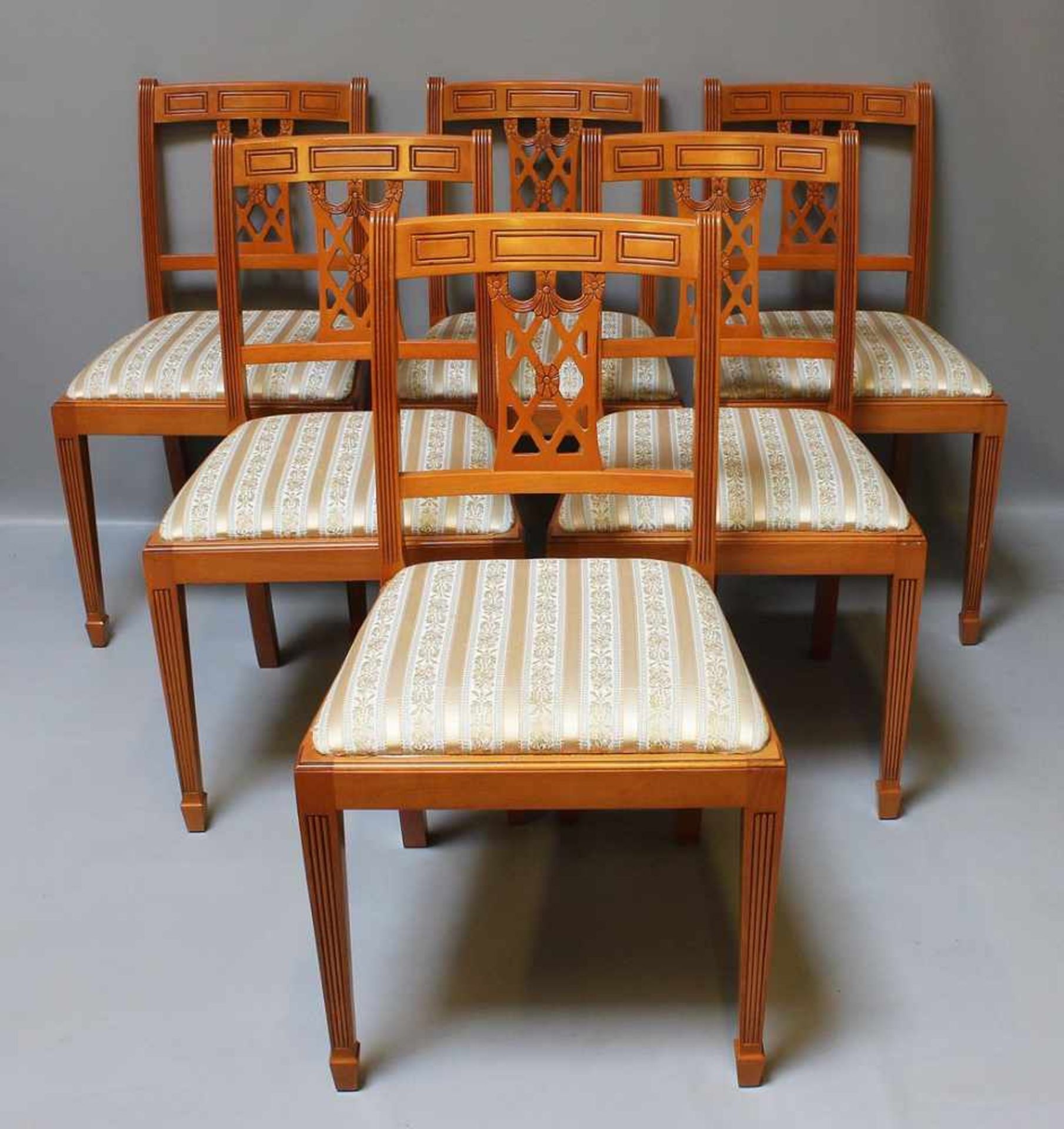 Esstisch mit 8 Stühlen.Eibe. Kannelierte, konische Beine, Sitzflächen der Stühle (2x mit